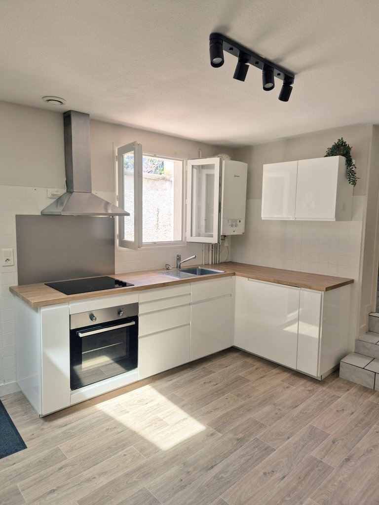 Cuisine équipée lumineuse, style contemporain