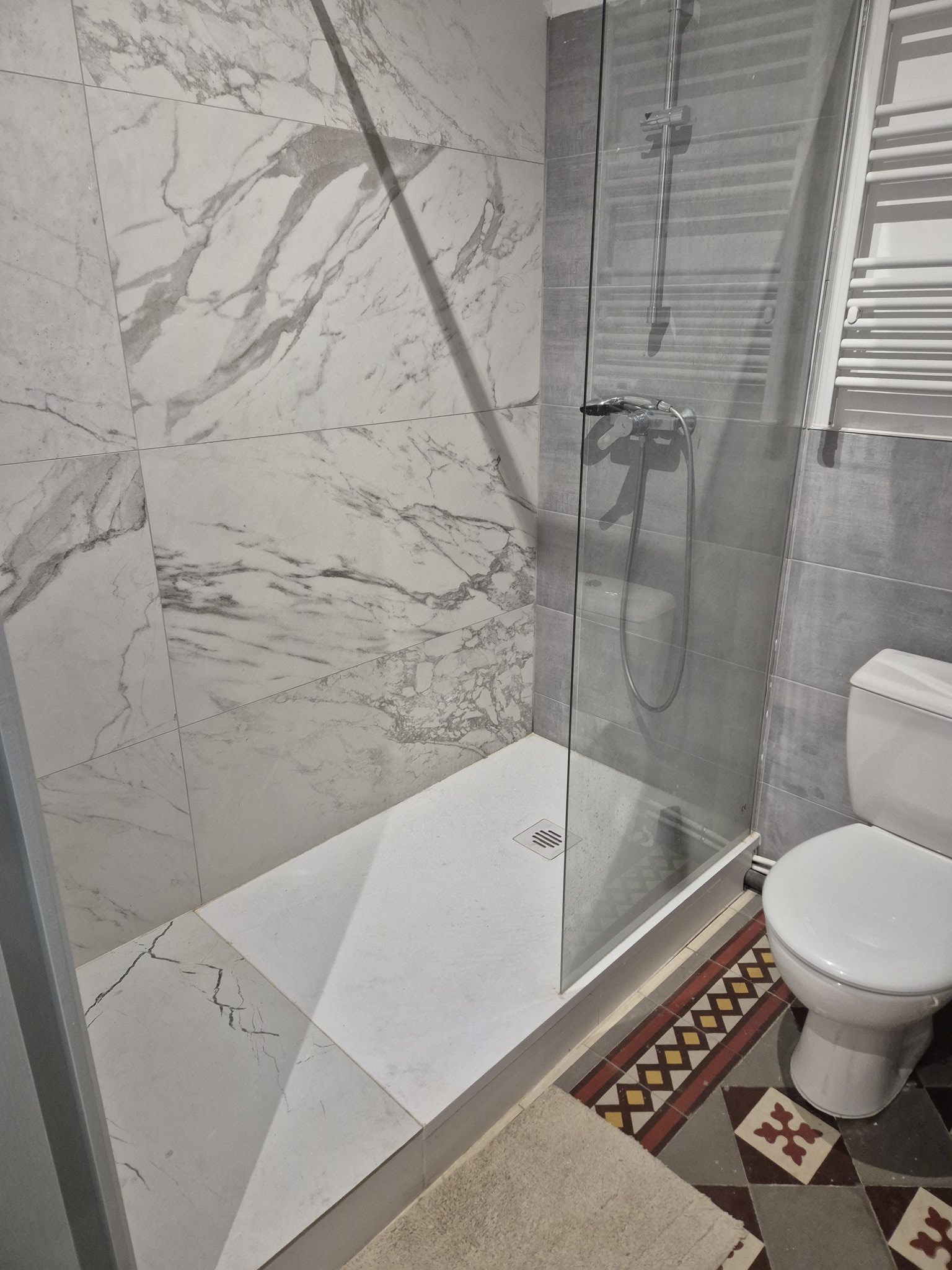 Salle d’eau moderne avec grande douche à l’italienne